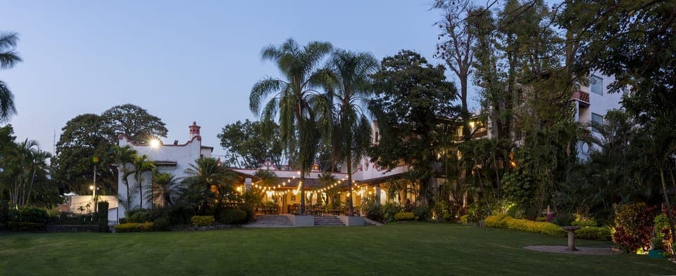 Breakfast, lunch and dinner served