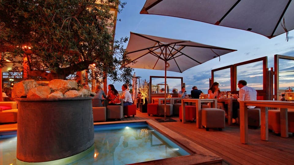 3 restaurants, breakfast served