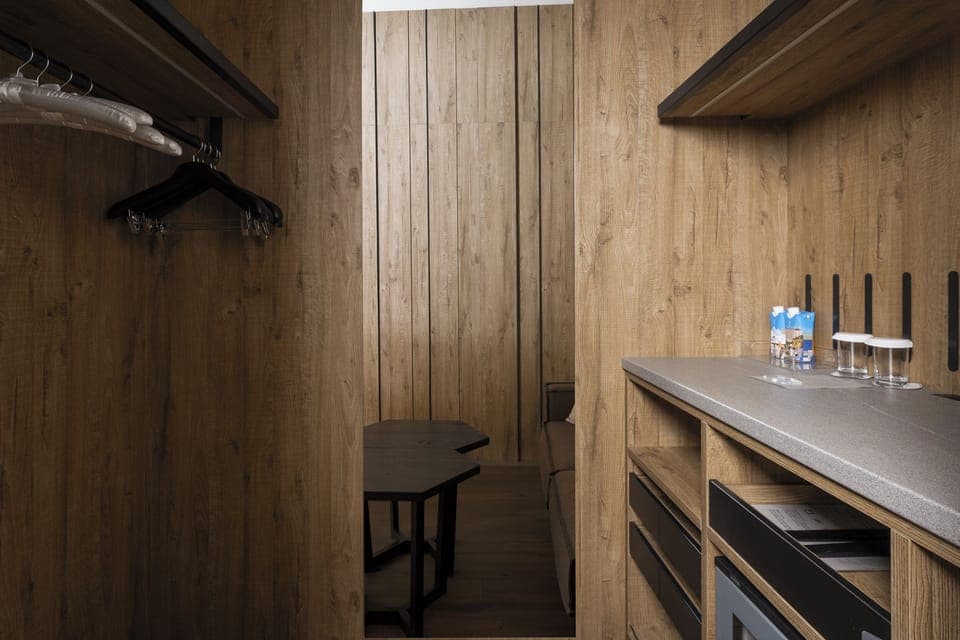 Suite (Signature) | Premium bedding, minibar, in-room safe, desk