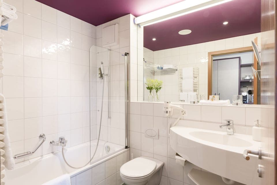 Superior Double Room, 1 Double Bed, Valley View | Bathroom | Combined shower/tub, free toiletries, hair dryer, bathrobes