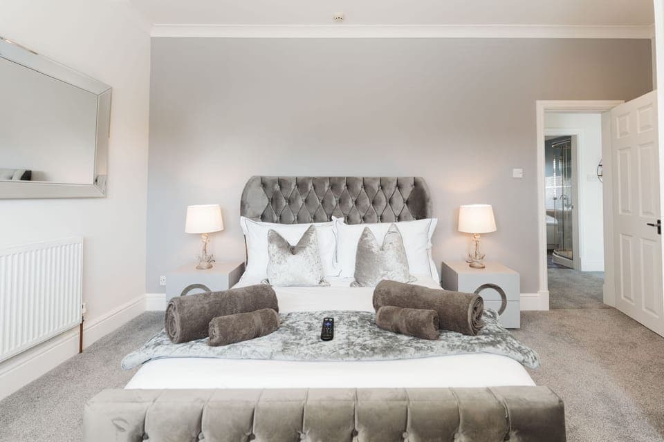 Luxury Apartment, 2 Bedrooms, Jetted Tub, Garden View | 2 bedrooms, premium bedding, soundproofing, iron/ironing board