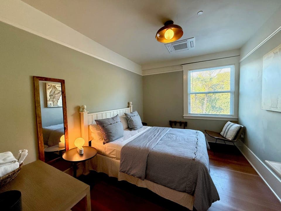 Standard Room, 1 Queen Bed, Shared Bathroom | Iron/ironing board, free WiFi, bed sheets