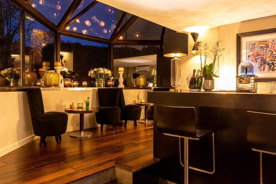 Lunch and dinner served, French cuisine