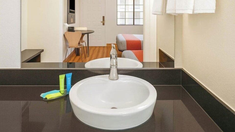 Combined shower/tub, free toiletries, towels