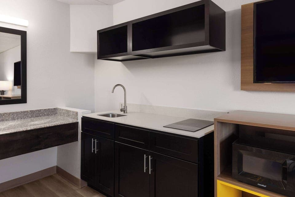 Suite, 1 King Bed, Accessible, Non Smoking (Efficiency, Mobility, Roll-in Shwr) | Free WiFi, bed sheets