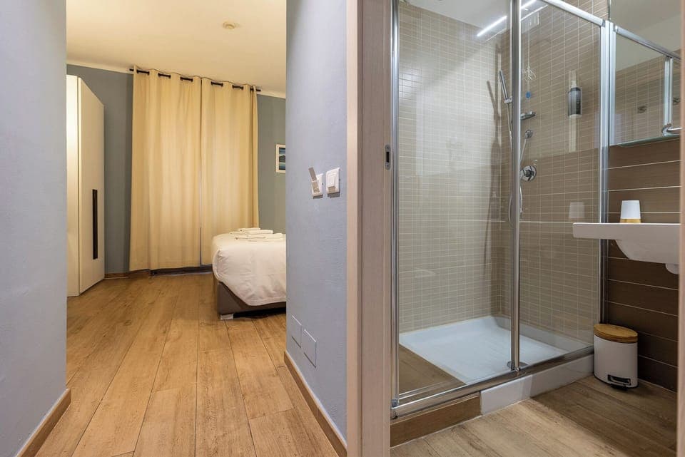 Double Room, 1 Queen Bed, Non Smoking, Private Bathroom | Bathroom | Shower, free toiletries, hair dryer, bathrobes