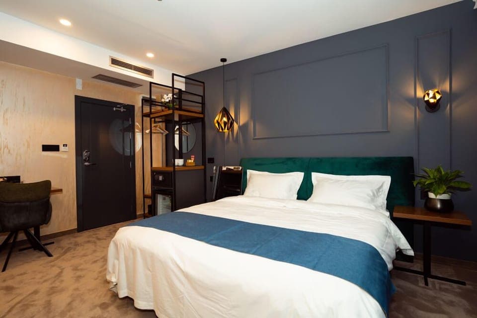 Luxury Suite | Premium bedding, minibar, desk, laptop workspace