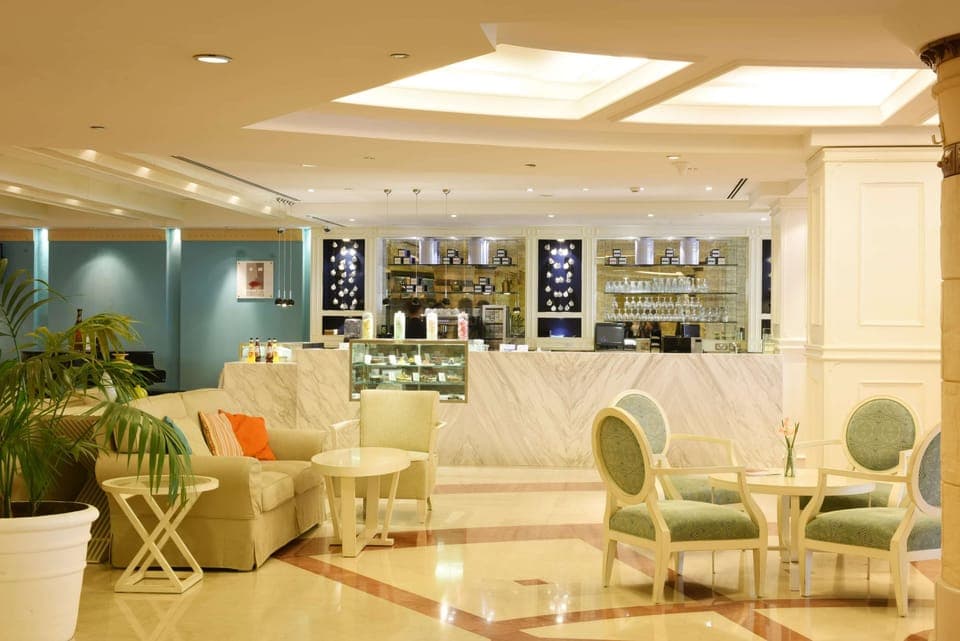 4 restaurants, breakfast, lunch, dinner served; Italian cuisine