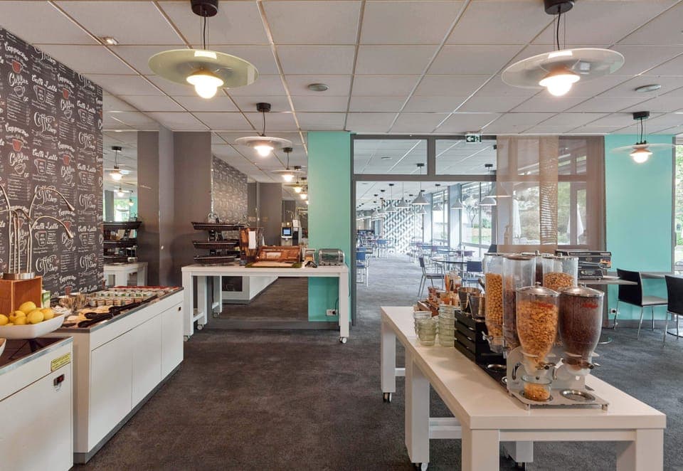 Daily buffet breakfast (EUR 19.50 per person)