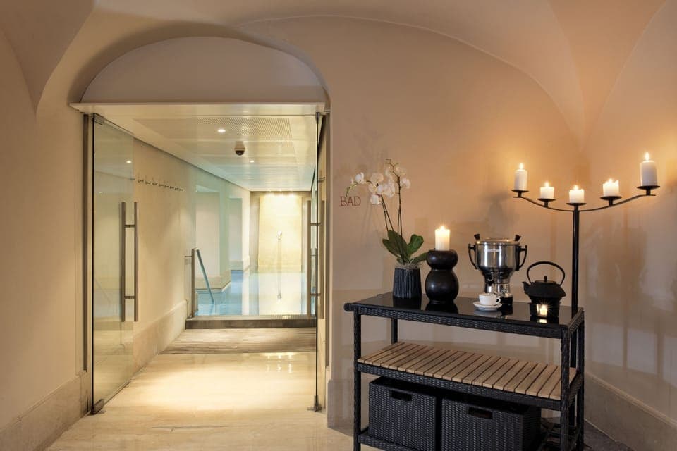 Sauna, hot tub, 4 treatment rooms, massages