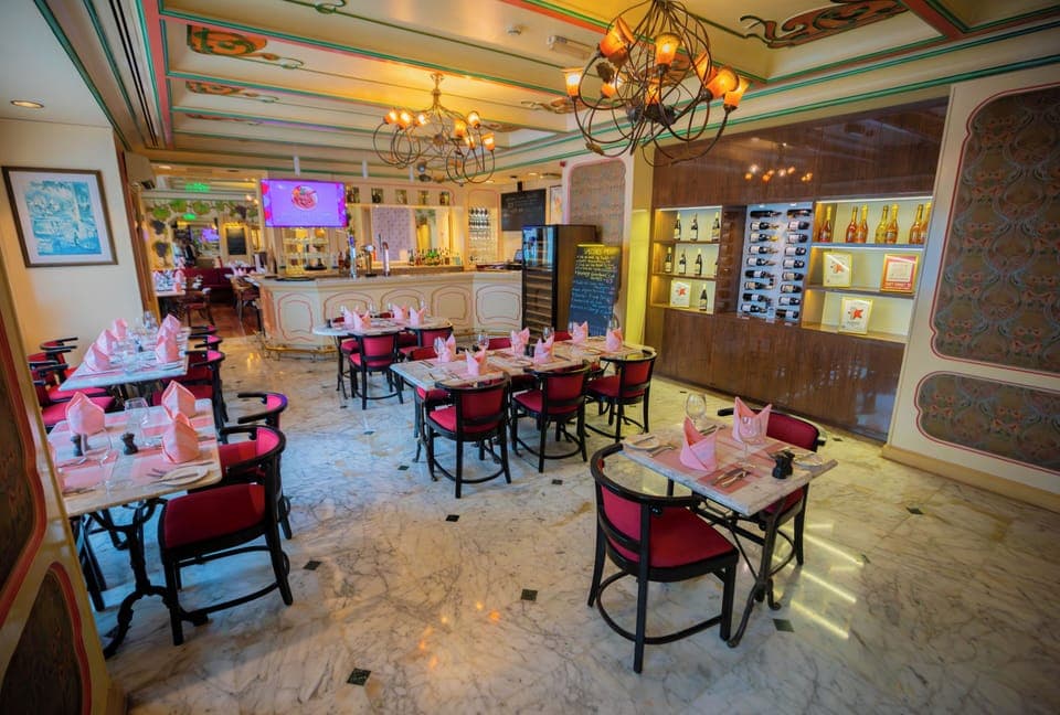 3 restaurants, breakfast served