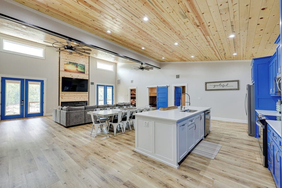 House (6 Bedrooms) | Interior