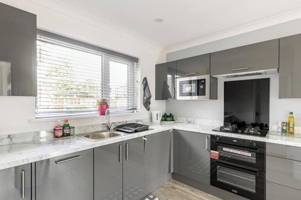 House | Private kitchen | Fridge, microwave, oven, stovetop