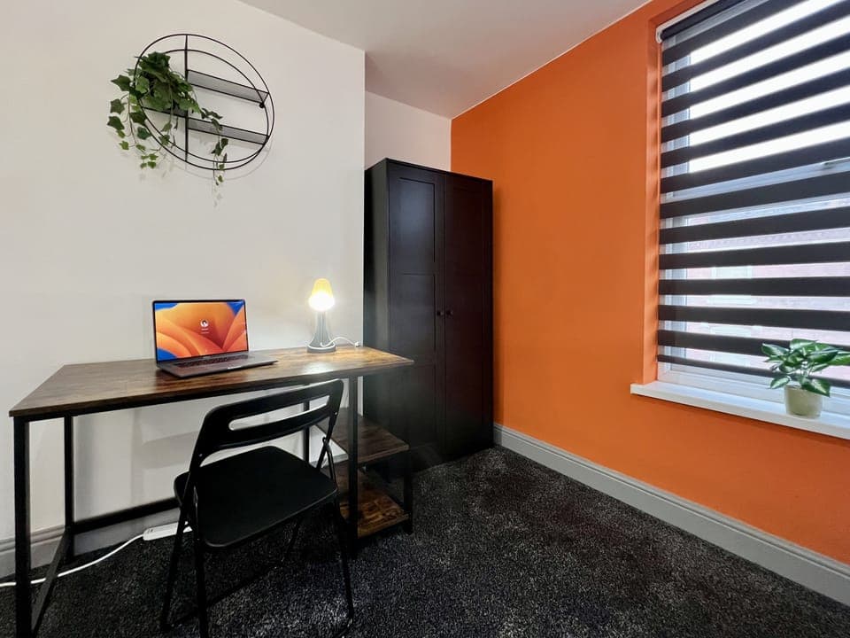 Family House | 5 bedrooms, premium bedding, memory foam beds, iron/ironing board