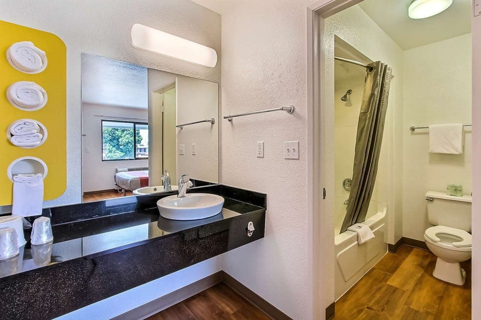 Combined shower/tub, towels