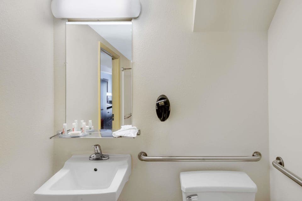 Combined shower/tub, free toiletries, hair dryer, towels