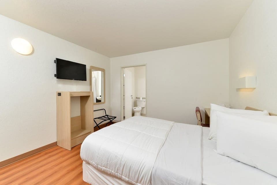 Queen Bed | Desk, free WiFi, bed sheets