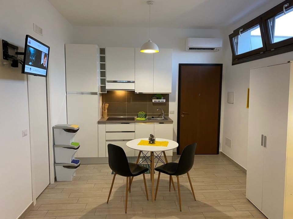 Eolo | Private kitchenette | Full-size fridge, microwave, electric kettle, griddle