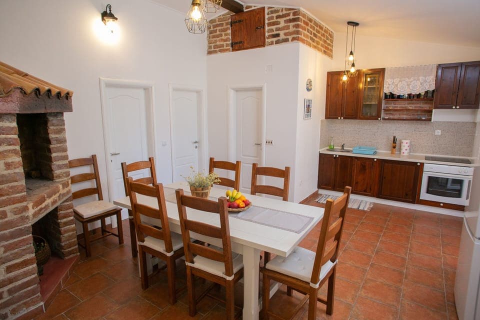 Deluxe House, 4 Bedrooms, Pool Access, Courtyard Area | Private kitchen | Fridge, oven, stovetop, coffee/tea maker