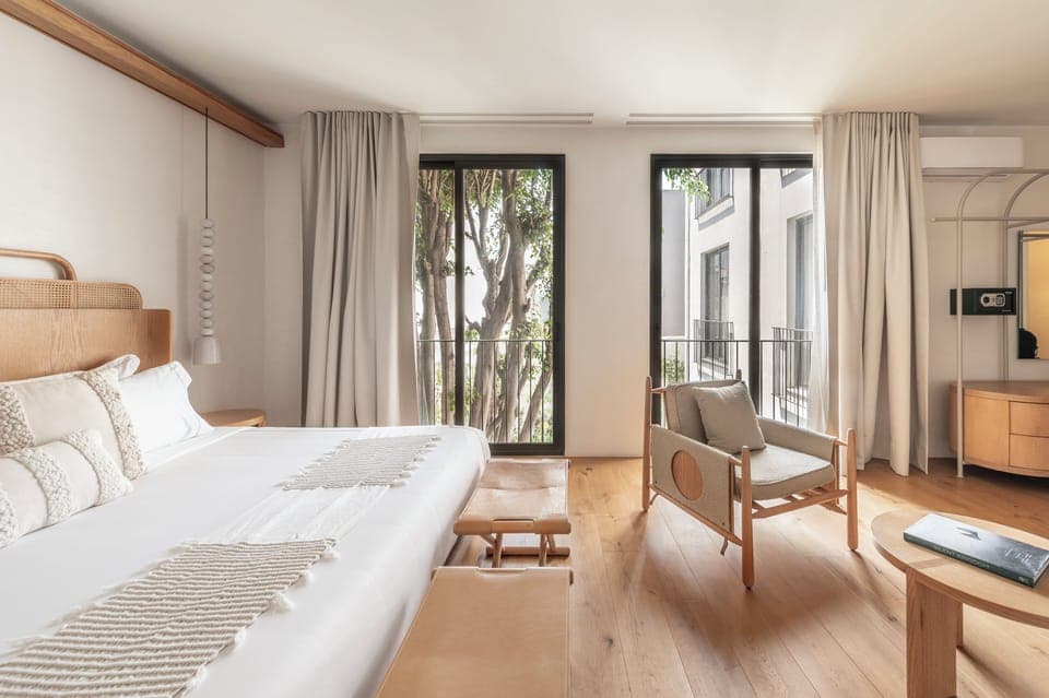 Deluxe Suite | Premium bedding, minibar, free WiFi, bed sheets