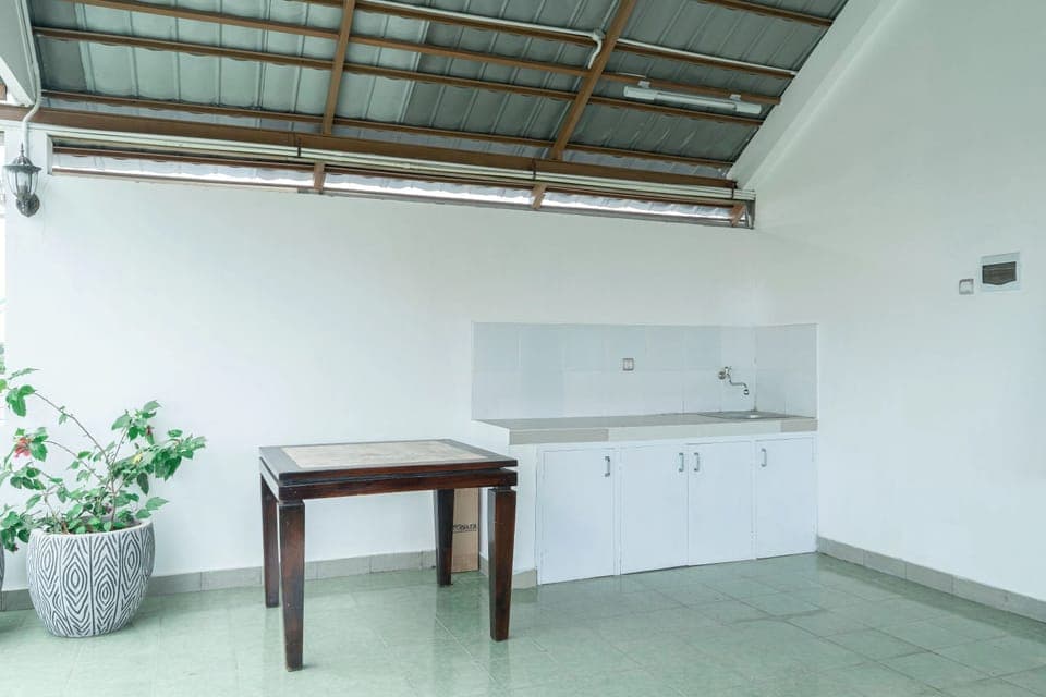 Deluxe Suite | Living area | TV