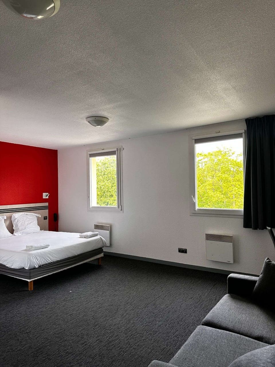 Desk, soundproofing, free WiFi, bed sheets