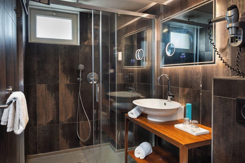 Superior Room with Terrace | Bathroom | Free toiletries, hair dryer, bathrobes, towels