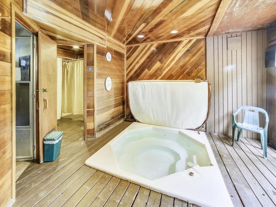 Windwood Common Hot Tub