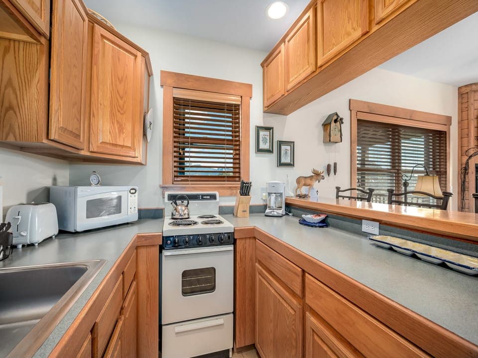 Powell Peak 104 - Cozy kitchen fully equipped to meet your vacation meal preparation needs. Oven, stovetop, microwave, toaster, dishwasher, full size refrigerator, tea kettle, and drip coffee maker.