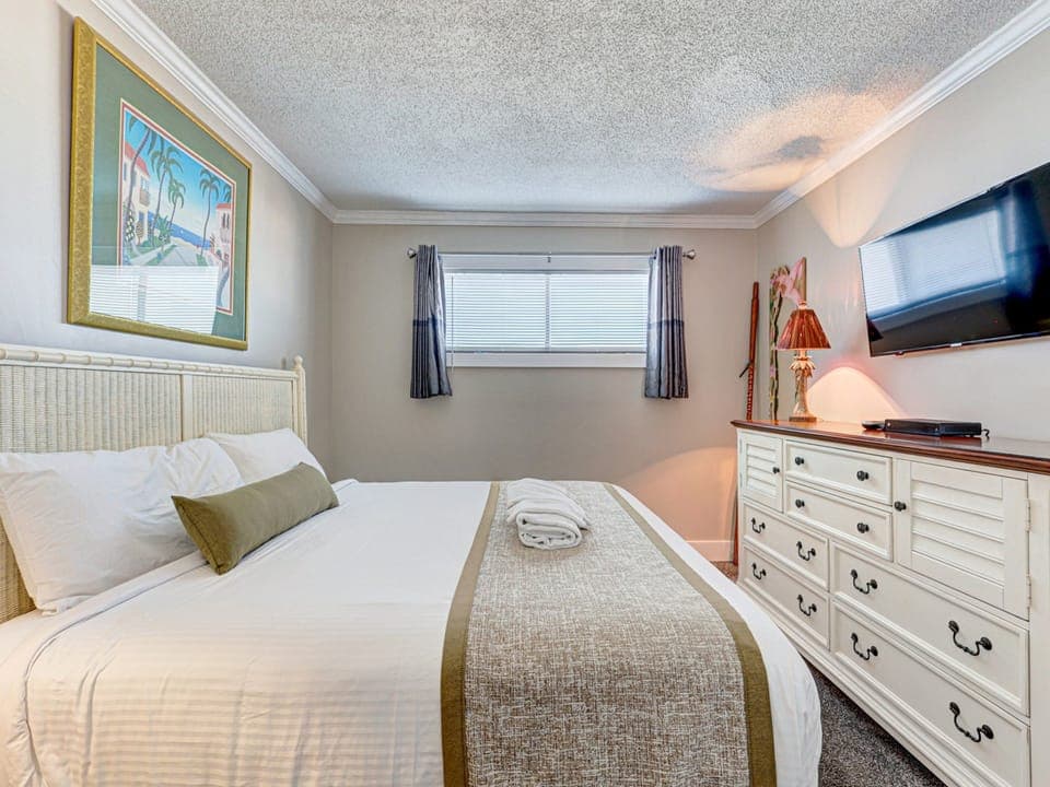 Atlantic Towers 1107-print-014-026-Bedroom-4200x2799-300dpi