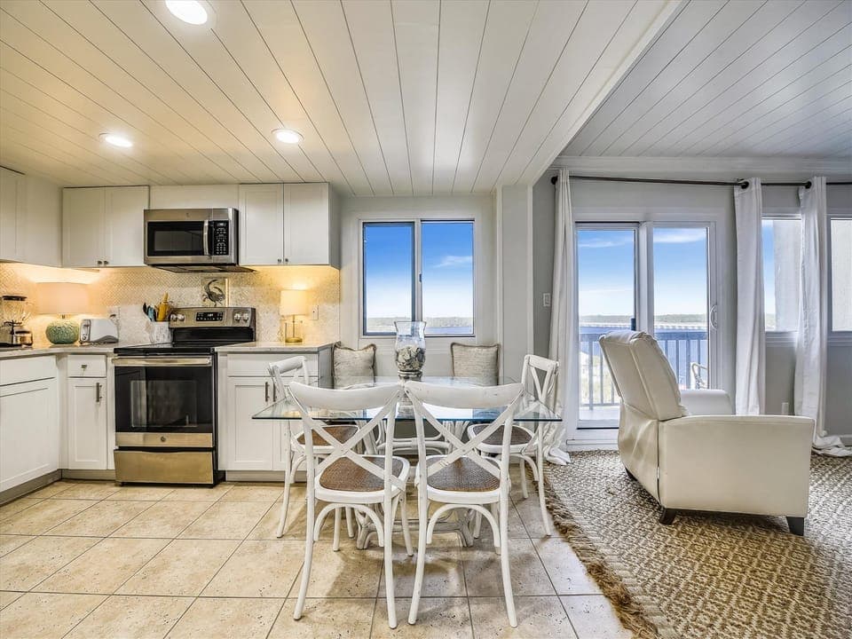 Kitchen/Dining area