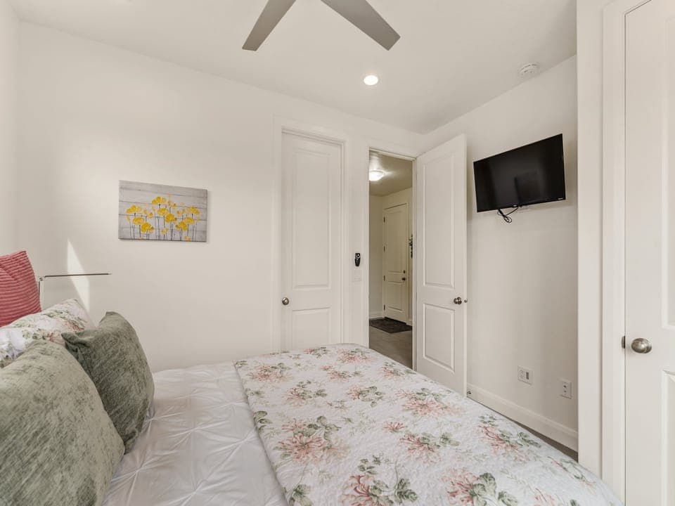 House 1 Queen Bedroom Off Entry