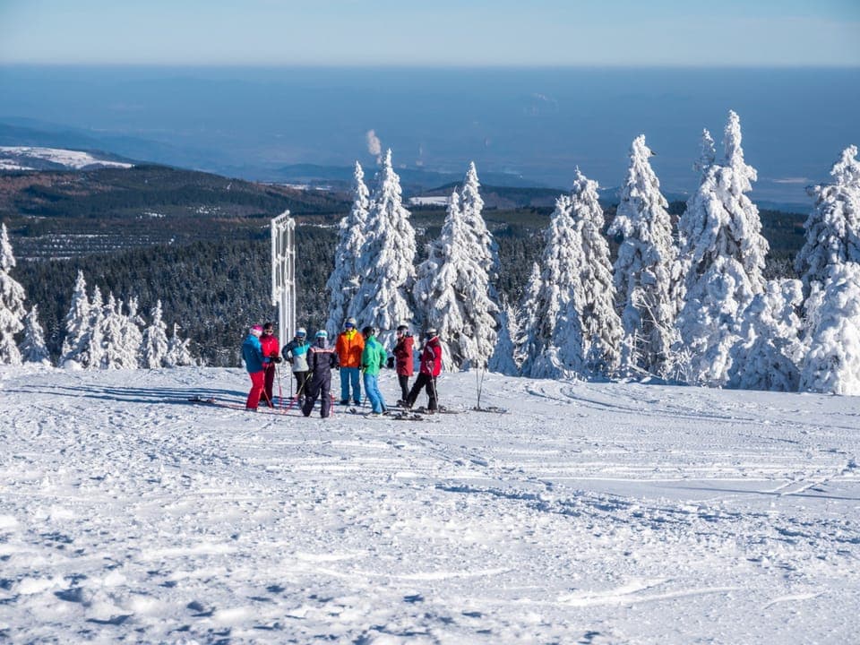 Enjoy powder days with friends!