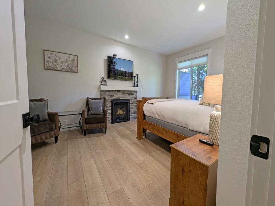 Siskin 12 - Main Floor, Primary Suite