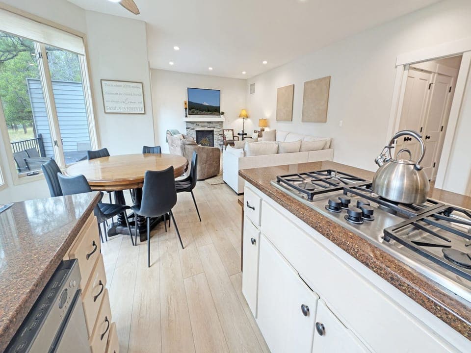 Siskin 12 - Main Floor with Living Room, Kitchen, Dining, and Primary Suite