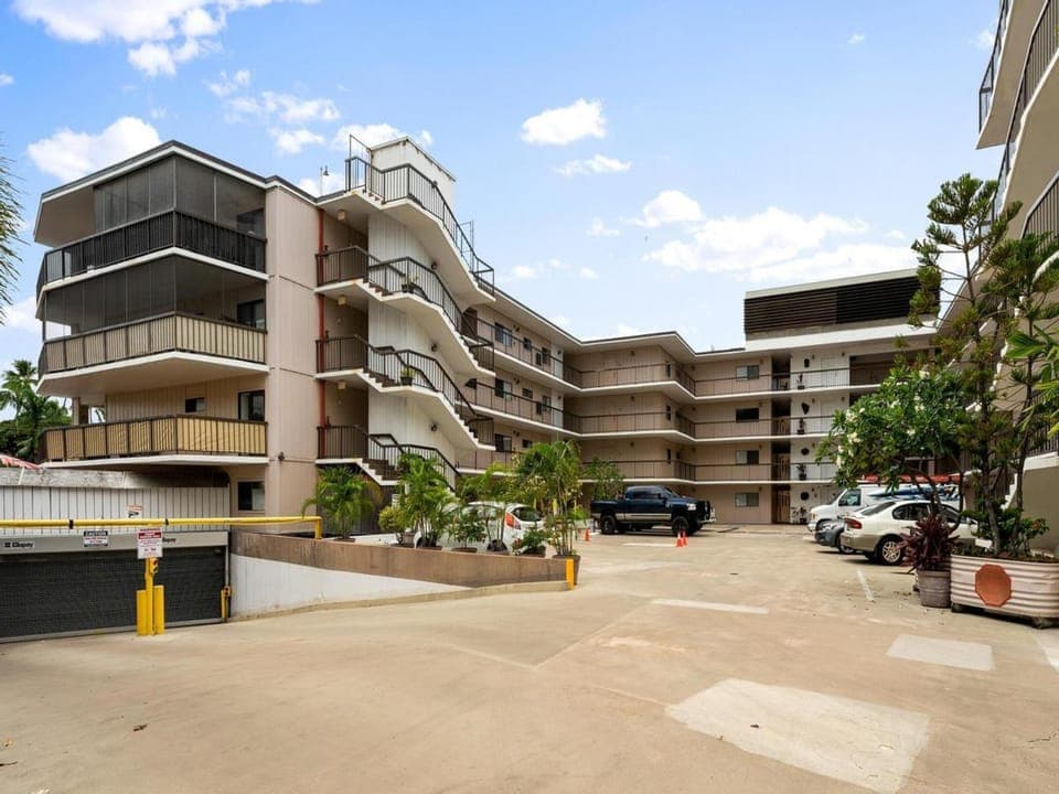 Entryway to Kona Plaza