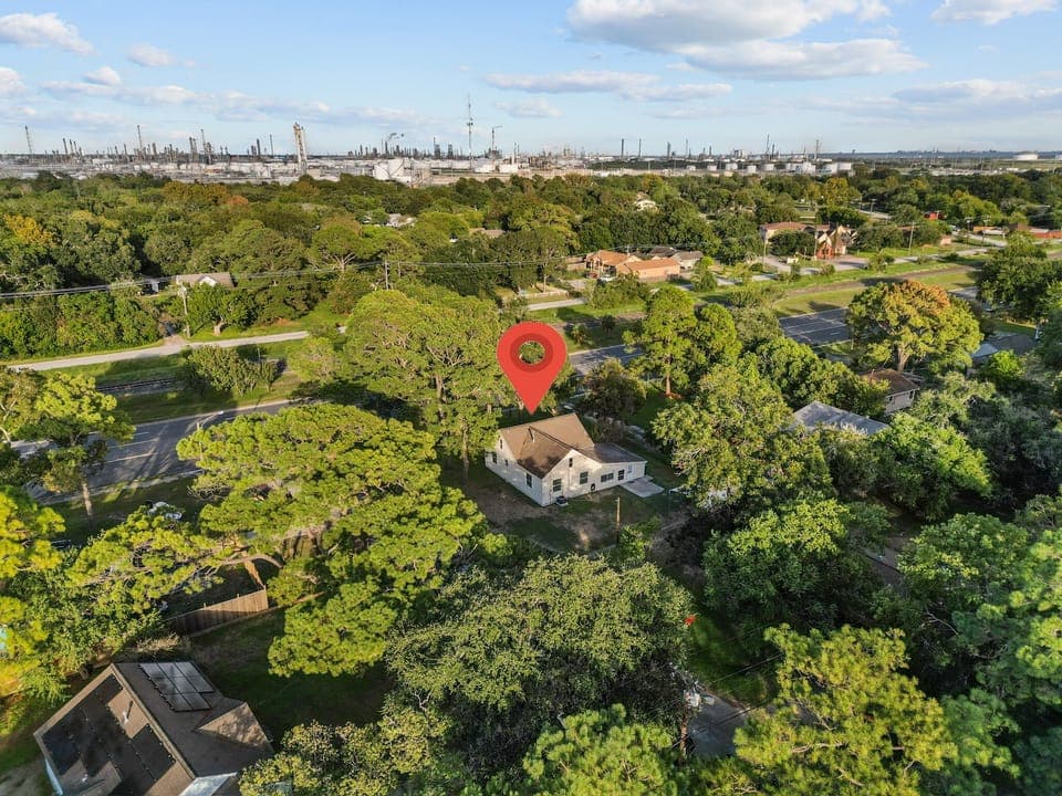 Located right off of Highway 3 near 519. 3 miles to refineries.