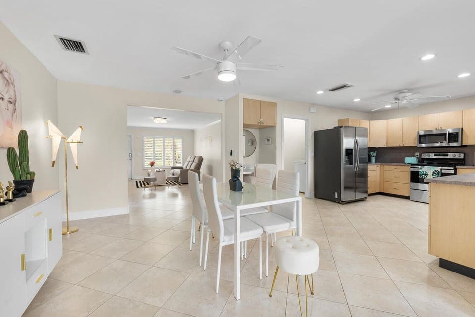 6-seater dining area just steps away from the kitchen