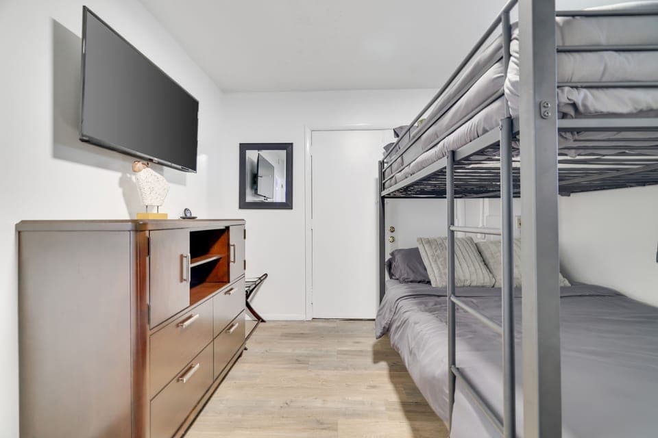 Queen Bunkbed Smart TV, queen size bunkbed.
