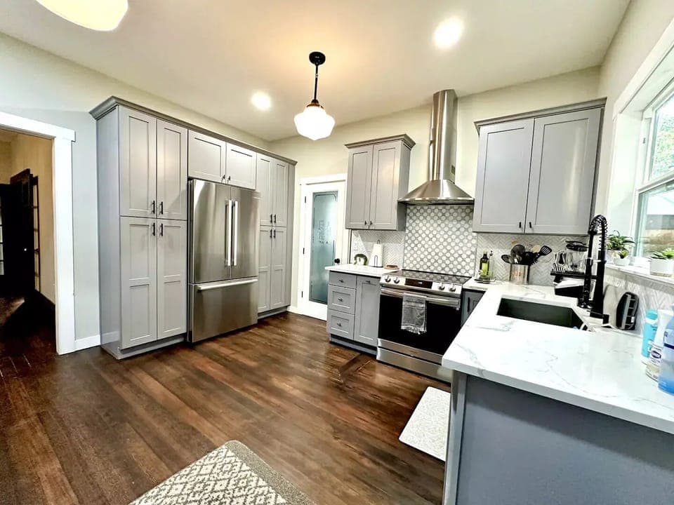 Full equipment kitchen
We have everything you need to cook and  serve . 