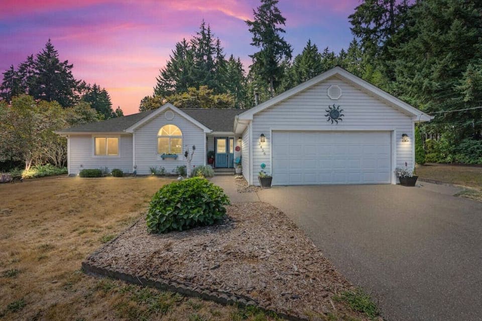 Welcome to our charming Oasis in the heart of Port Orchard!