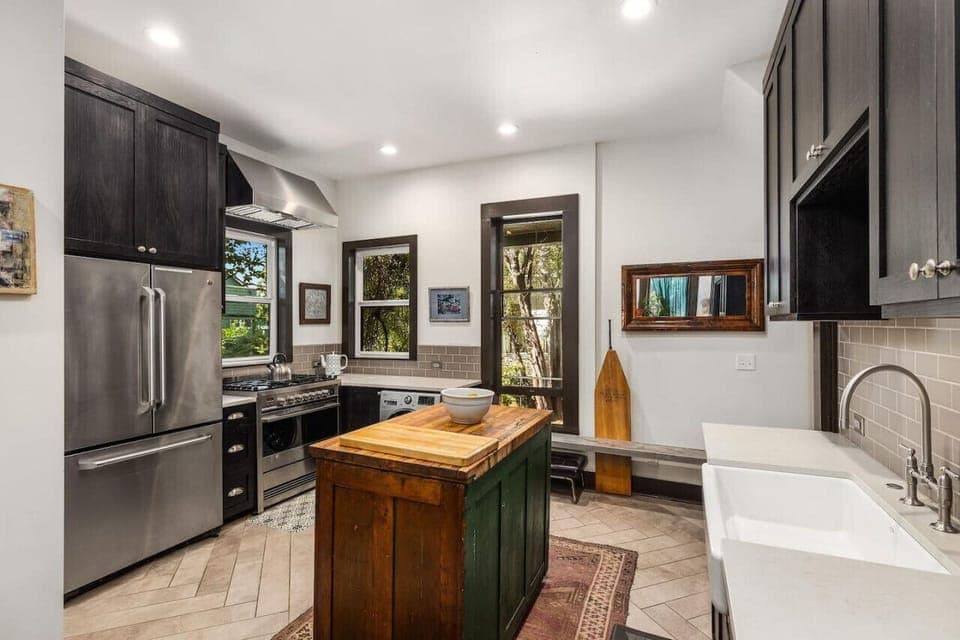 Well-equipped Chef`s kitchen with all the necessities for cooking.