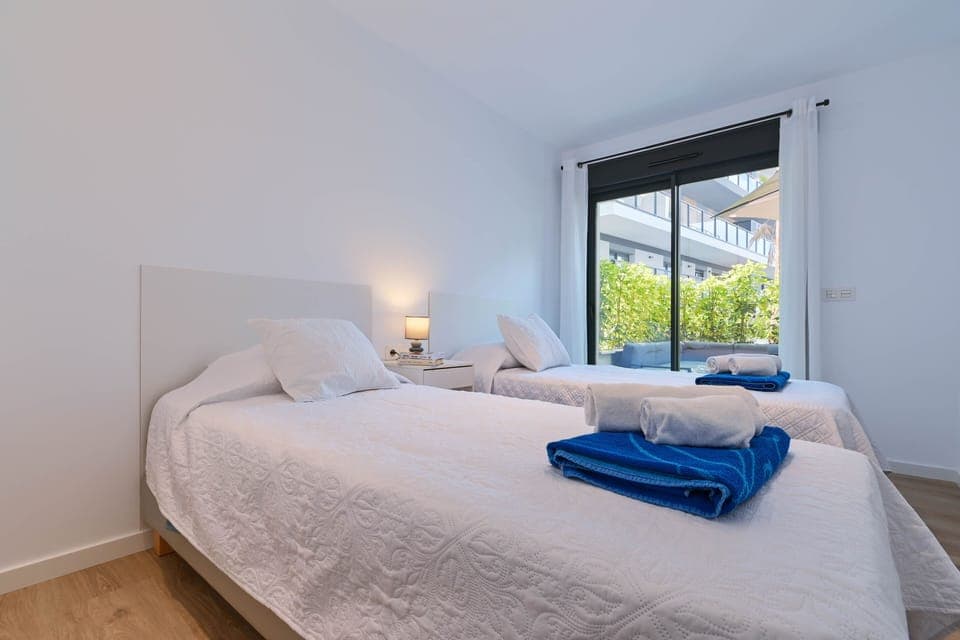 Bedroom with two single beds