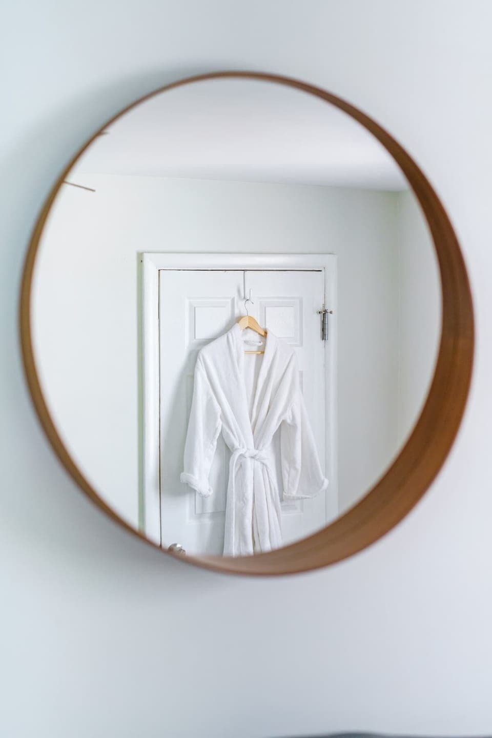 Cozy Room with a modern styles and designs. Cozy statement mirror ,a piece of art to enjoy and discover the allure of our uniquely elegant space!
Columbus Ohio rental apartments
