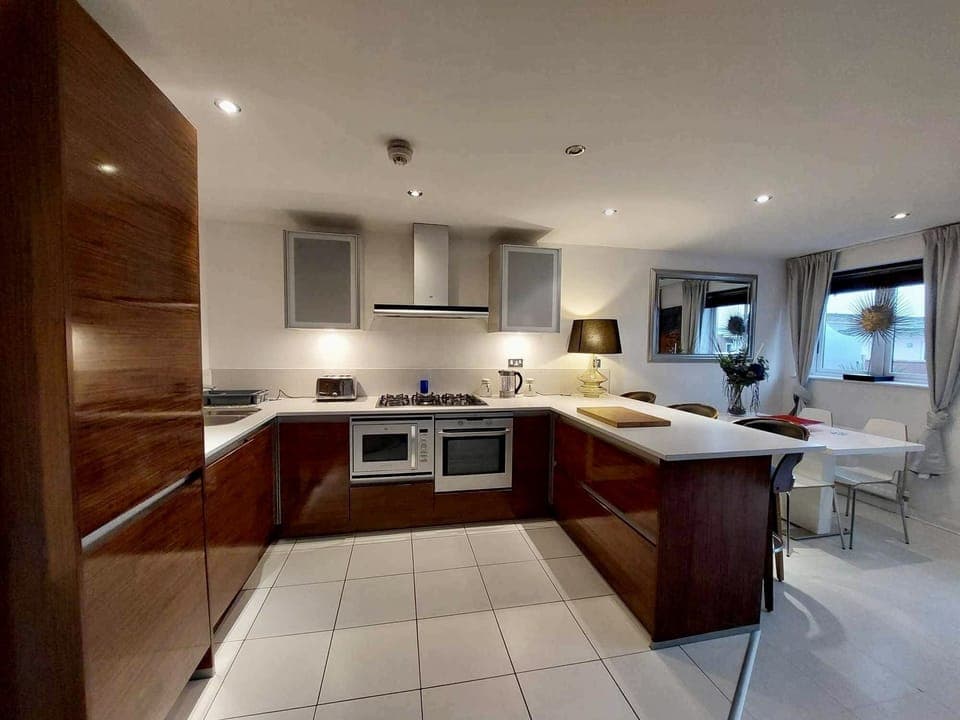 Fully equipped kitchen with breakfast bar. 