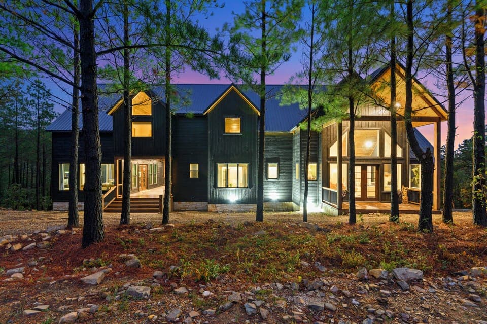 Beautiful cabin located on the side of a mountain for breathtaking views.