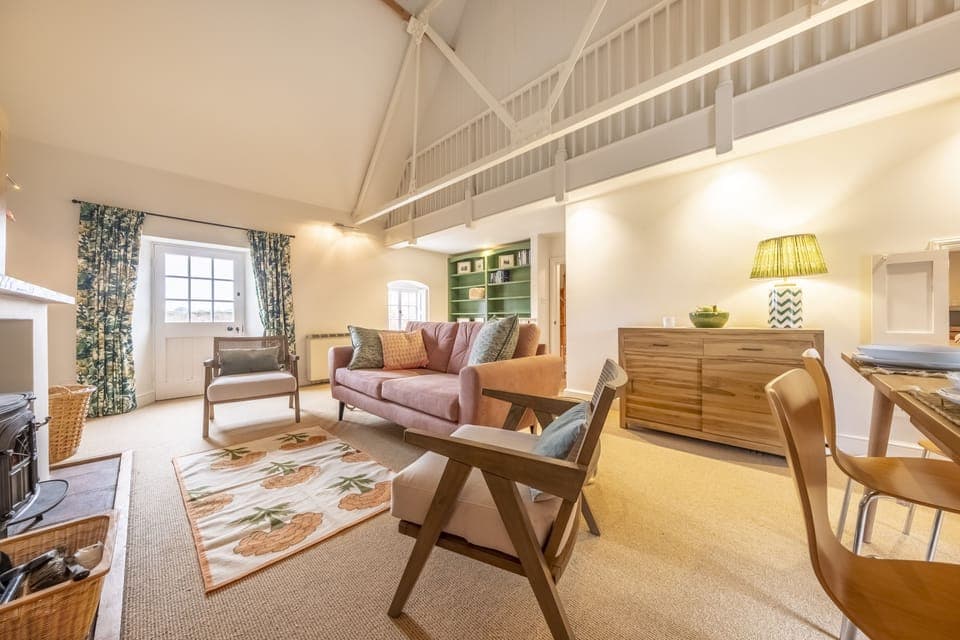 Water Mill House, Burnham Overy Staithe: The sitting/dining room is light and bright