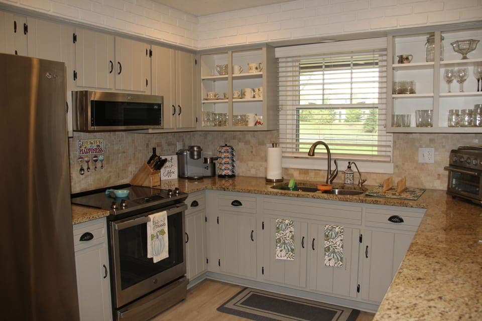 Coffee bar and fully equipped kitchen