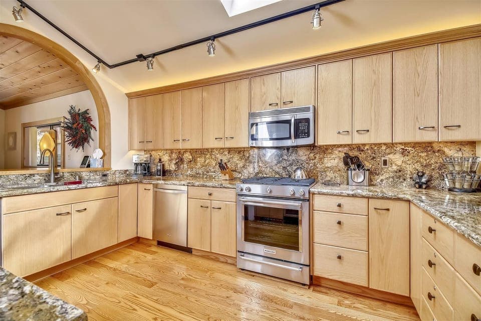 Light newly remodeled kitchen
