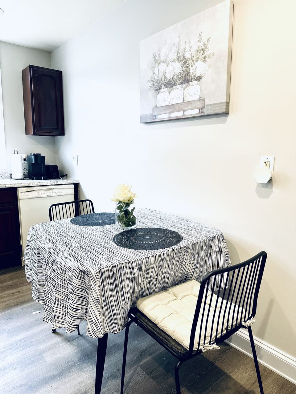 Dining area for 4 (2 additional chairs available but not pictured) 